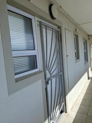 Apartment / Flat For Rent in Muizenberg, Cape Town